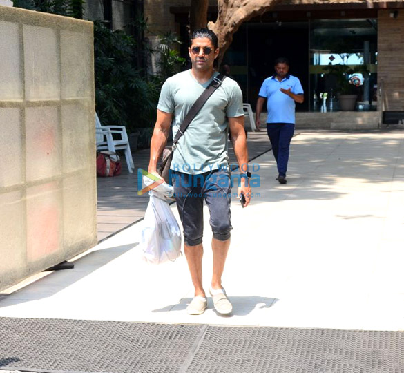 farhan akhtar spotted at otters club in bandra 1 3