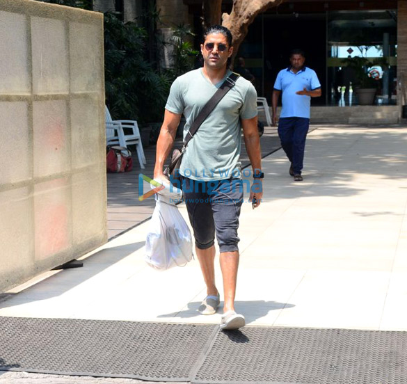 farhan akhtar spotted at otters club in bandra 3 3