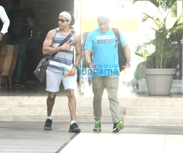 farhan akhtar spotted at otters club in bandra 4 2