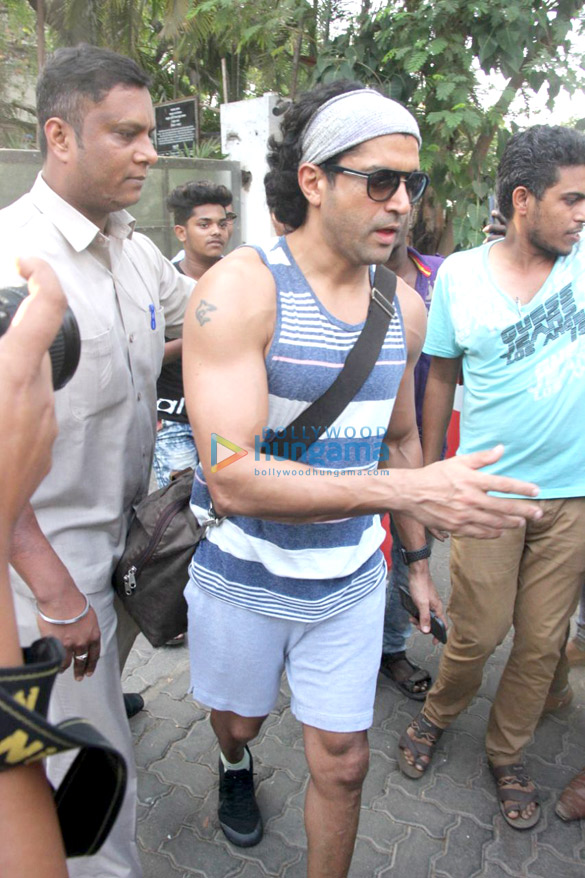 farhan akhtar spotted at otters club in bandra 5 2