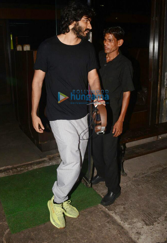 harshvardhan kapoor snapped at silver beach cafe in juhu 2
