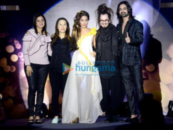 Hina Khan walks the ramp at the Streax event