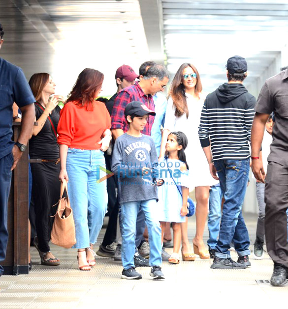hrithik roshan and akshay kumar with their families spotted together after lunch in bandra 4