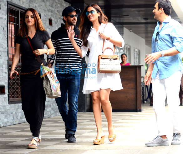 hrithik roshan and akshay kumar with their families spotted together after lunch in bandra 5