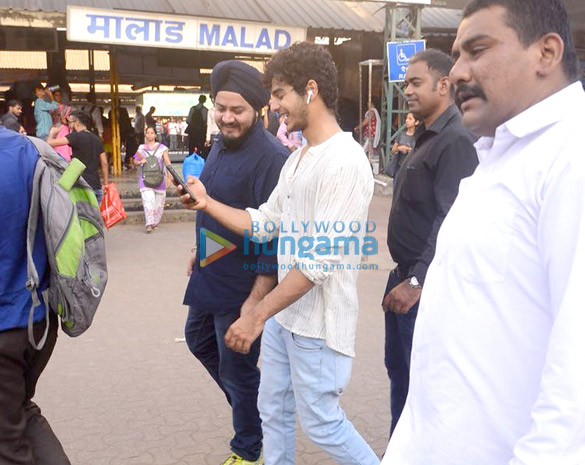 ishaan khatter snapped promoting beyond the clouds in a local train 1