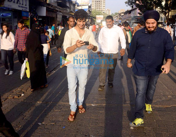ishaan khatter snapped promoting beyond the clouds in a local train 3