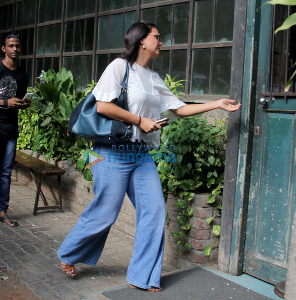 jacquline fernandez and lara dutta spotted at pali villege cafe in bandra 1