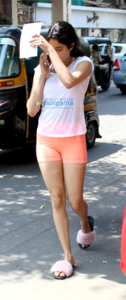 Janhvi kapoor spotted at a clinic in Juhu