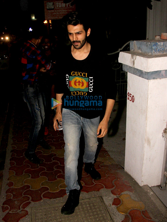 kartik aaryan snapped with his girlfriend at farmers cafe in bandra 5