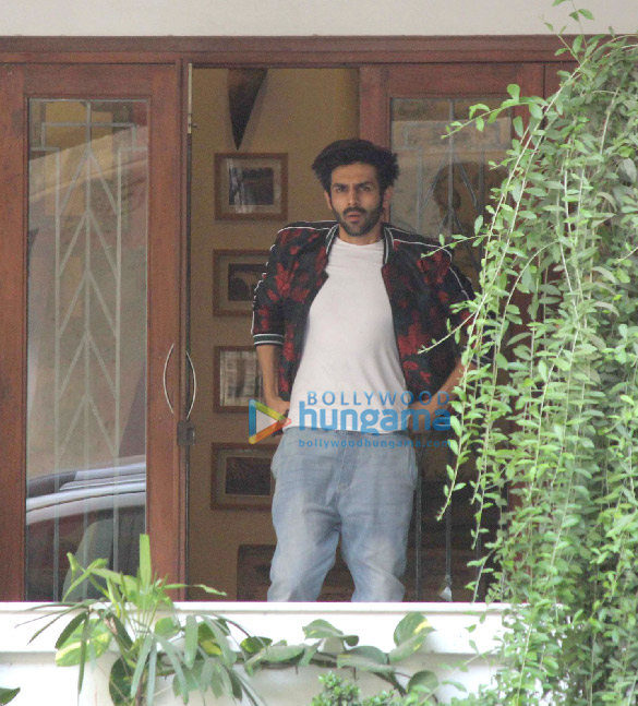 kartik aaryan spotted at maddock films office in khar 6