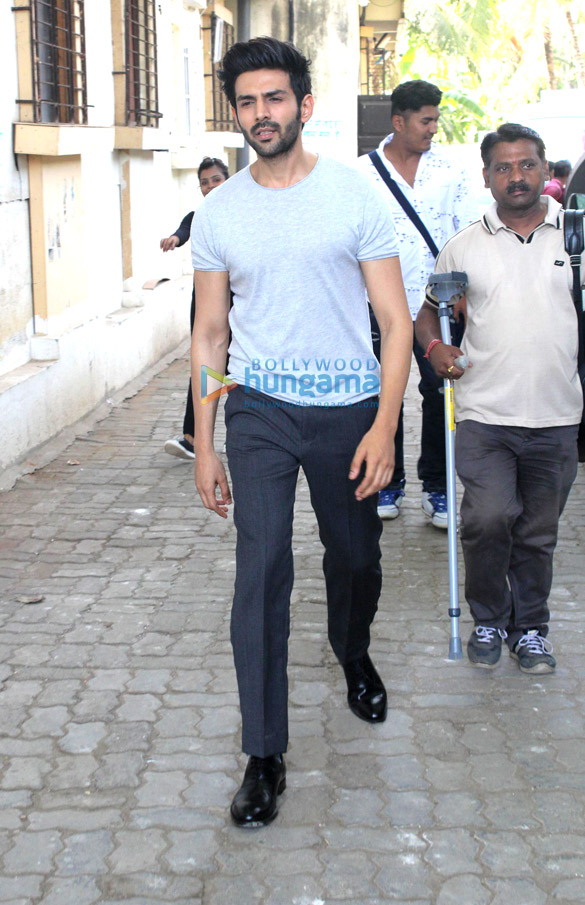 kartik aaryan spotted in malad 6