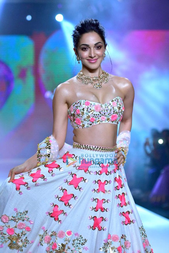 kiara advani anita hassanandani and others walks the ramp at the bombay times fashion week 6