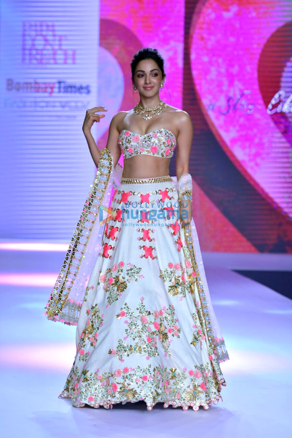 kiara advani anita hassanandani and others walks the ramp at the bombay times fashion week 9