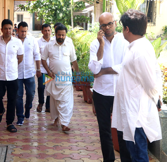 nikhil advanis mom funeral attended by celebs 2