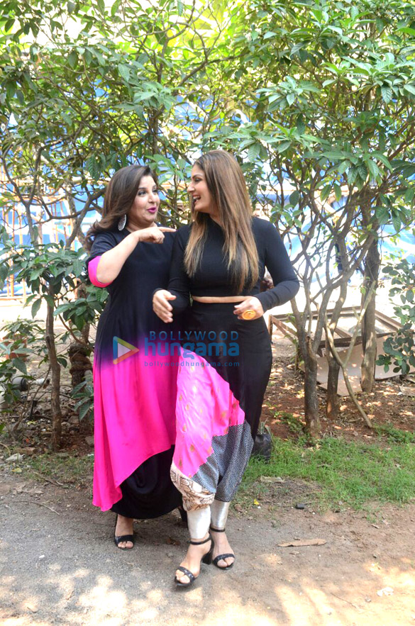 raveena tandon and farah khan snapped on sets of entertainment ki raat 2