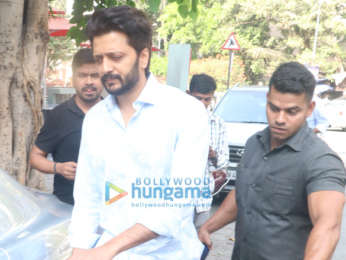 Riteish Deshmukh snapped at Cafe Coffee Day in Bandra