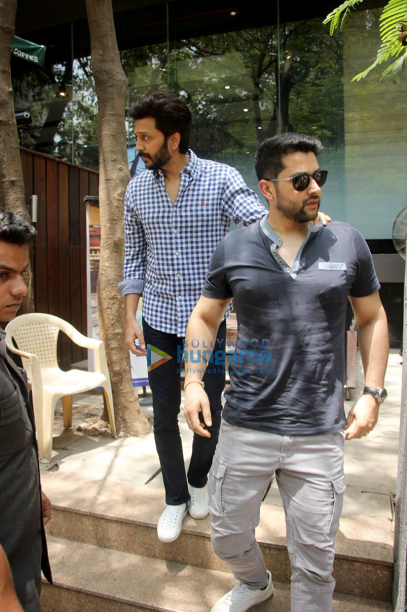 ritesh deshmukh and aftab shivdasini spotted at starbucks in khar 2
