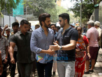 Ritesh Deshmukh and Aftab Shivdasini spotted at Starbucks in Khar