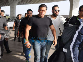 Salman Khan, Ramesh Tauraani, Jacqueline Fernandez snapped leaving for Daa Daabang tour in Delhi