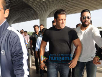 Salman Khan, Ramesh Tauraani, Jacqueline Fernandez snapped leaving for Daa Daabang tour in Delhi