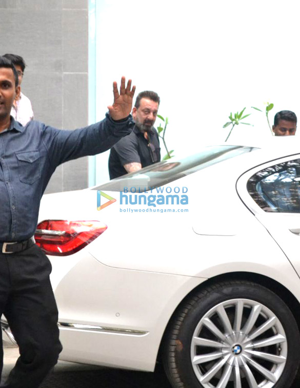 sanjay dutt and kids spotted at hinduja hospital in bandra 005 1