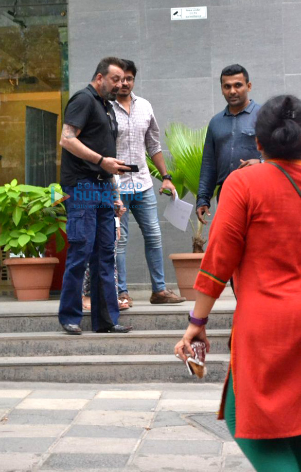 sanjay dutt and kids spotted at hinduja hospital in bandra 005 2