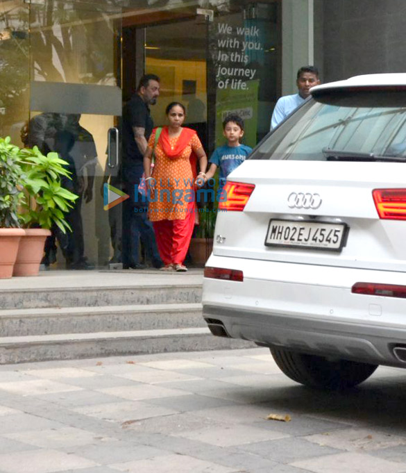 sanjay dutt and kids spotted at hinduja hospital in bandra 005 6