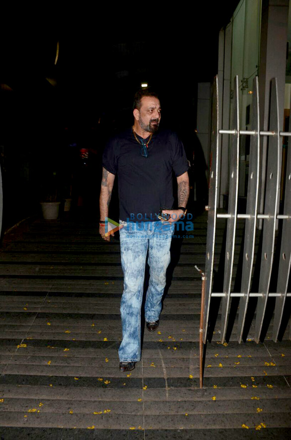 sanjay dutt snapped at ashutosh gowarikers office in khar 2