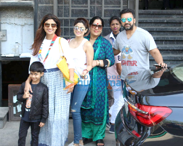 shilpa shetty snapped with her family at trippling in juhu 1