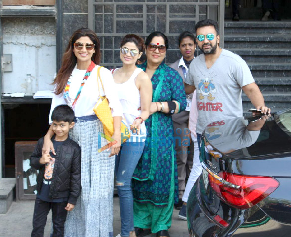 shilpa shetty snapped with her family at trippling in juhu 2