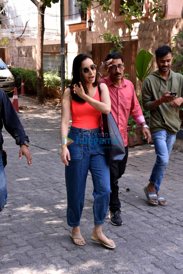 shraddha kapoor snapped near her home post a dubbing session 4