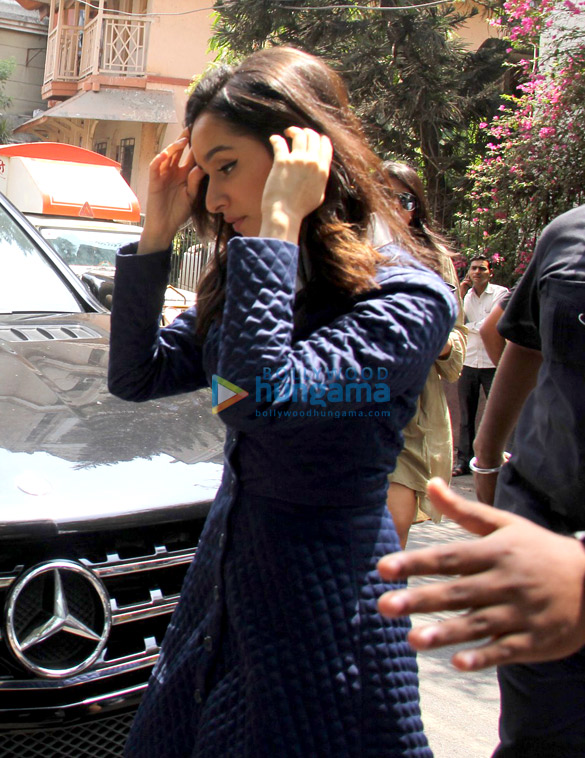 shraddha kapoor spotted at pali villege cafe in bandra 1