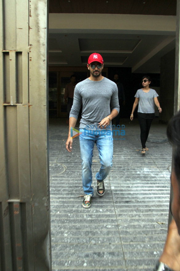 sidharth malhotra snapped in bandra 4 5