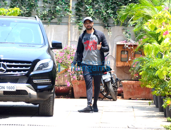 sidharth malhotra spotted at gym in bandra 2