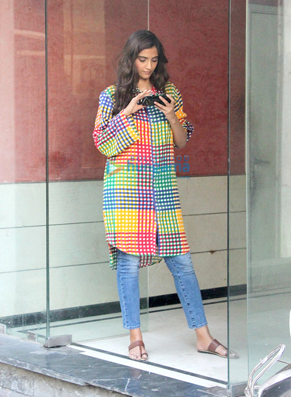 sonam kapoor snapped at a clinic 2