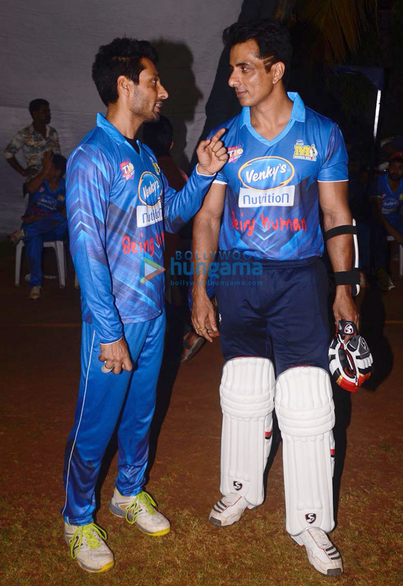 suniel shetty riteish deshmukh sonu sood and others at a match in mumbai 1