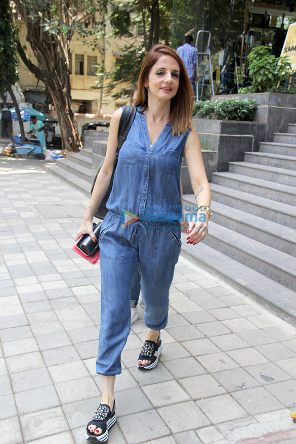 sussanne khan spotted at the adidas store in santacruz 5