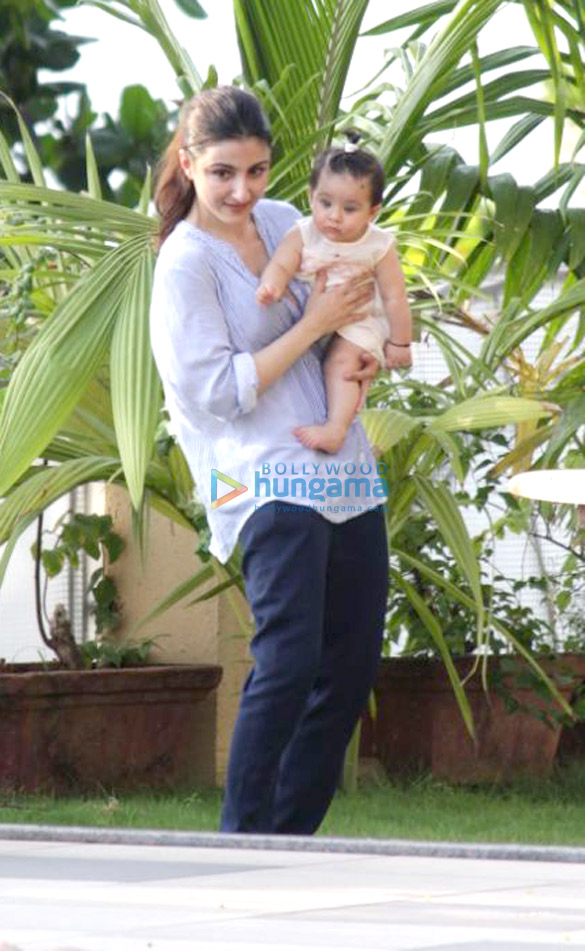taimur ali khan soha ali khan snapped with family in bandra 2