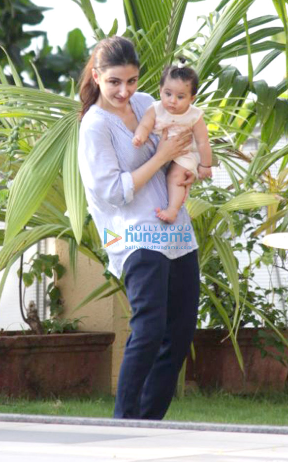 taimur ali khan soha ali khan snapped with family in bandra 3