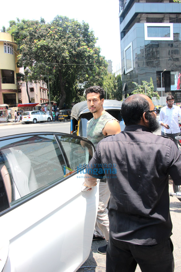 tiger shroff and disha patani snapped at bastian 4