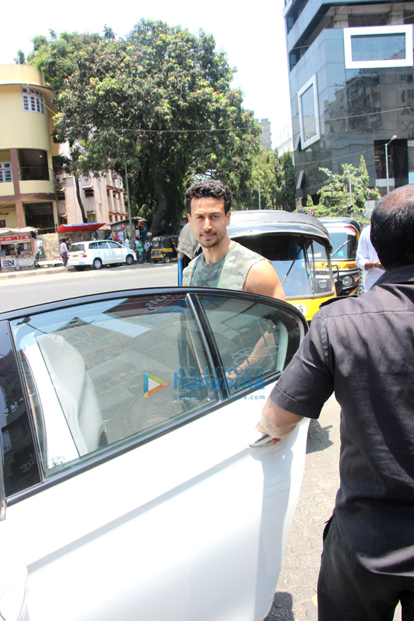tiger shroff and disha patani snapped at bastian 5