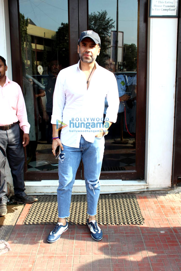 tusshar kapoor and himansh kohli spotted at bastian 1