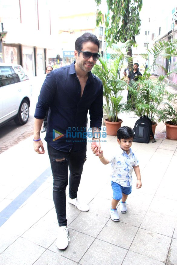 tusshar kapoor snapped with his son laksshya in bandra 1