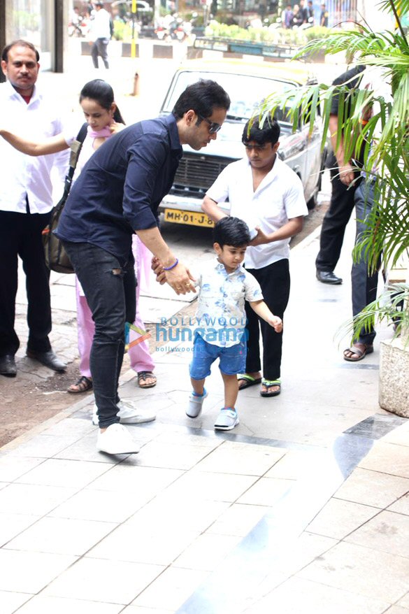tusshar kapoor snapped with his son laksshya in bandra 4