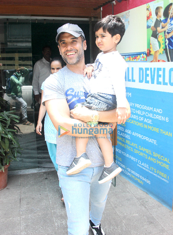 tusshar kapoor snapped with his son at play school 3