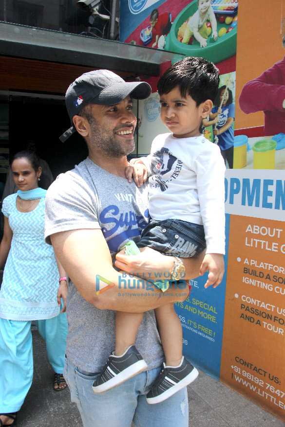 tusshar kapoor snapped with his son at play school 5