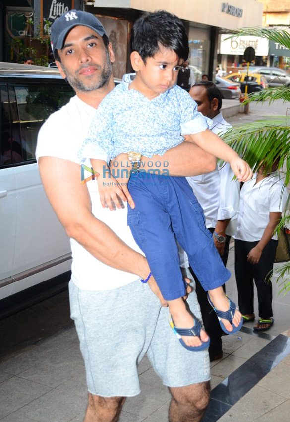 tusshar kapoor spotted at his son laksshyas play school in bandra 4