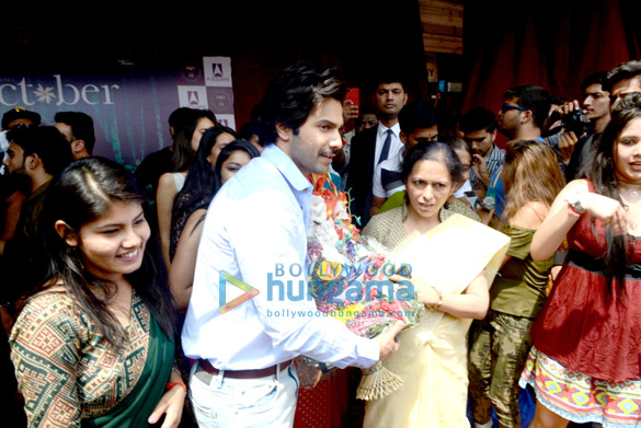 varun dhawan snapped promoting october at a college in delhi 4