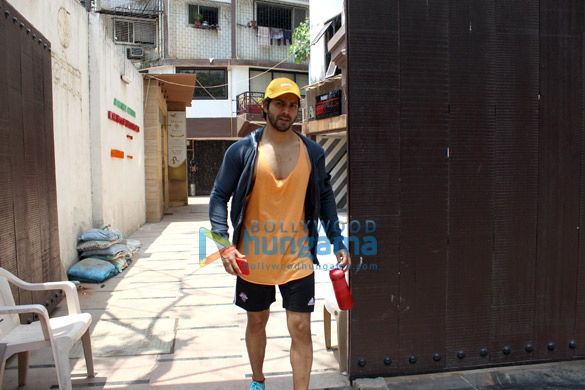 varun dhawan spotted at body sculptor in juhu 1