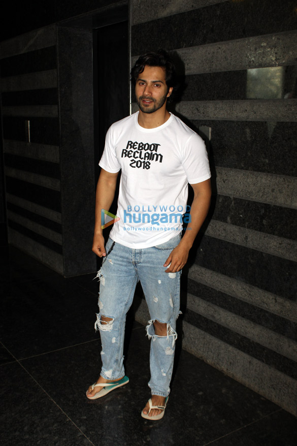 varun dhawan spotted at dharma productions office in andheri 3